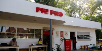 Kota Bandung, yang dikenal sebagai surga kuliner, semakin memperkaya daftar makanannya dengan kehadiran Phi Pho Bandung. Restoran yang terletak di Jalan RE Martadinata No. 61 ini menawarkan berbagai hidangan autentik Vietnam, termasuk Pho yang menjadi salah satu makanan khas negara tersebut.(FOTO: Humas Pemkot Bandung)