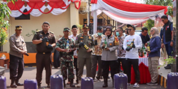 Jajaran Polresta Cirebon menggelar pemusnahan ribuan botol minuman keras (miras) dari berbagai merek pada Kamis, 8 Agustus 2024.(FOTO: Istimewa)