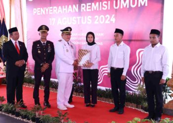 Pj Bupati Bekasi Dedy Supriyadi bersama Forkopimda Kabupaten Bekasi, secara simbolis menyerahkan SK Remisi Umum 17 Agustus kepada warga binaan Lapas Kelas IIA Cikarang di Pendopo Dwidasa Saka Wiratama, Lapas Cikarang, Desa Pasir Tanjung Cikarang Pusat, Sabtu (17/8/2024). FOTO : ENDAR RAZIQ B/NEWSROOM DISKOMINFOSANTIK.