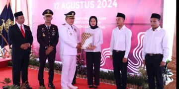 Pj Bupati Bekasi Dedy Supriyadi bersama Forkopimda Kabupaten Bekasi, secara simbolis menyerahkan SK Remisi Umum 17 Agustus kepada warga binaan Lapas Kelas IIA Cikarang di Pendopo Dwidasa Saka Wiratama, Lapas Cikarang, Desa Pasir Tanjung Cikarang Pusat, Sabtu (17/8/2024). FOTO : ENDAR RAZIQ B/NEWSROOM DISKOMINFOSANTIK.