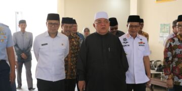 Bupati Bandung, Dadang Supriatna, mengajukan permohonan tambahan kuota haji untuk Kabupaten Bandung kepada Kementerian Agama (Kemenag) mulai tahun depan. Permohonan ini disampaikan dalam acara Do'a Bersama dan Evaluasi Penyelenggaraan Haji Tahun 2024 di Pondok Pesantren Darul Ma'arif, Kecamatan Margaasih, Kabupaten Bandung.