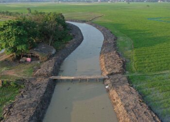 Dinas Sumber Daya Air Bina Marga dan Bina Konstruksi (DSDABMBK) Kabupaten Bekasi melakukan normalisasi Kali Balong Jati, Desa Karangsatu, Kecamatan Karangbahagia, untuk memperlancar pasokan air ke lahan pertanian.(FOTO: Humas Pemkab Bekasi)