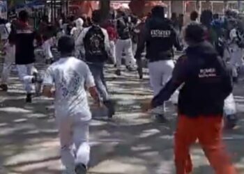 Para pelajar SMK di Kota Cirebon melakukan aksi penyerangan ke sekolah lain di Jalan Perjuangan, Kota Cirebon.(Foto:Istimewa).