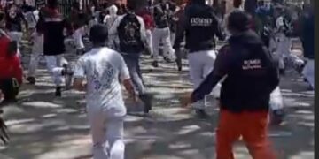 Para pelajar SMK di Kota Cirebon melakukan aksi penyerangan ke sekolah lain di Jalan Perjuangan, Kota Cirebon.(Foto:Istimewa).