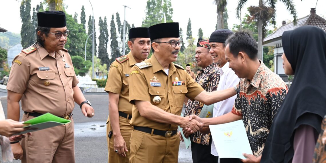 1.400 Sertifikat Hak Atas Tanah Diserahkan untuk UMKM dan Pembudidaya Ikan di Kuningan