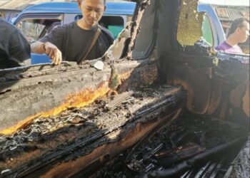 Angkot trayek Baros-Terminal Jubleg, hangus terbakar di kawasan Pasar Gudang, Kota Sukabumi.(Foto:Istimewa).