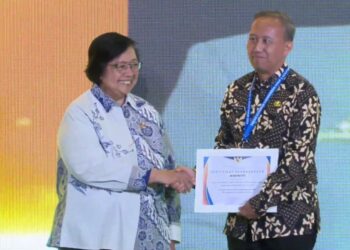 Kabupaten Ciamis berhasil meraih Anugerah Adi Niti 2024 dari Kementerian Lingkungan Hidup dan Kehutanan Republik Indonesia. Penghargaan ini diberikan langsung oleh Menteri Lingkungan Hidup dan Kehutanan, Siti Nurbaya, pada acara penganugerahan yang berlangsung di Jakarta.(FOTO: Humas Pemkab Ciamis)