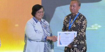 Kabupaten Ciamis berhasil meraih Anugerah Adi Niti 2024 dari Kementerian Lingkungan Hidup dan Kehutanan Republik Indonesia. Penghargaan ini diberikan langsung oleh Menteri Lingkungan Hidup dan Kehutanan, Siti Nurbaya, pada acara penganugerahan yang berlangsung di Jakarta.(FOTO: Humas Pemkab Ciamis)