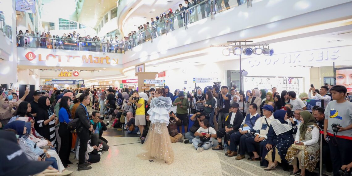 Ribuan pengunjung memadati Festival Citylink di hari kedua Bandung Great Sale (BGS) 2024.