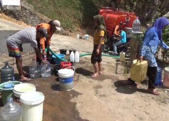 Badan Penanggulangan Bencana Daerah (BPBD) Kabupaten Sumedang menyalurkan bantuan air bersih kepada warga Desa Margamukti, Kecamatan Sumedang Utara, pada Jumat (6/9/2024).