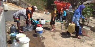 Badan Penanggulangan Bencana Daerah (BPBD) Kabupaten Sumedang menyalurkan bantuan air bersih kepada warga Desa Margamukti, Kecamatan Sumedang Utara, pada Jumat (6/9/2024).