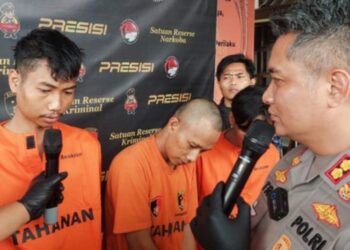 Kapolres Cimahi, AKBP Tri Suhartanto, menginterogasi salah satu dari lima tersangka komplotan begal di Padalarang.(Foto:Istimewa).