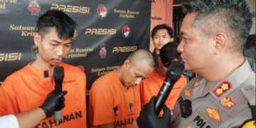 Kapolres Cimahi, AKBP Tri Suhartanto, menginterogasi salah satu dari lima tersangka komplotan begal di Padalarang.(Foto:Istimewa).