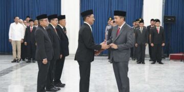 Penjabat Gubernur Jawa Barat, Bey Machmudin, melantik lima Pejabat Sementara (Pjs.) Bupati menjelang pelaksanaan Pemilihan Umum Kepala Daerah (Pilkada) Serentak 2024. Pelantikan ini berlangsung di Aula Barat Gedung Sate dan dilakukan berdasarkan Keputusan Menteri Dalam Negeri Republik Indonesia Nomor 100.2.1.3-3802 Tahun 2024.