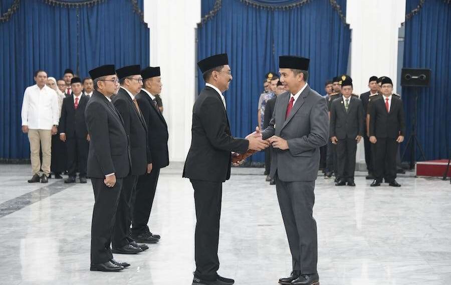 Penjabat Gubernur Jawa Barat, Bey Machmudin, melantik lima Pejabat Sementara (Pjs.) Bupati menjelang pelaksanaan Pemilihan Umum Kepala Daerah (Pilkada) Serentak 2024. Pelantikan ini berlangsung di Aula Barat Gedung Sate dan dilakukan berdasarkan Keputusan Menteri Dalam Negeri Republik Indonesia Nomor 100.2.1.3-3802 Tahun 2024.