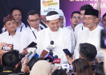 Cagub Jabar Dedi Mulyadi memberikan keterang pers terkait serangan hoaks yang menerpa dirinya. (Dok. Istimewa)