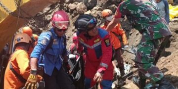 Proses evakuasi operator alat berat, Maman Alias Ujang (31), yang tewas tertimbun longsoran tebing galian pasir di Cianjur.(Foto:Istimewa).