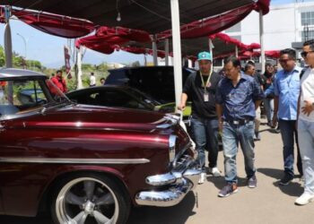 Penjabat (Pj) Bupati Garut, Barnas Adjidin, secara resmi membuka Garut Auto Show 2024 yang diselenggarakan oleh Forum Silaturahmi Mobil Garut (FSMG)