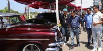 Penjabat (Pj) Bupati Garut, Barnas Adjidin, secara resmi membuka Garut Auto Show 2024 yang diselenggarakan oleh Forum Silaturahmi Mobil Garut (FSMG)