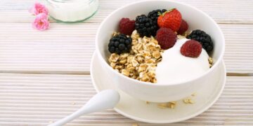 Yogurt dengan Granola dan Buah