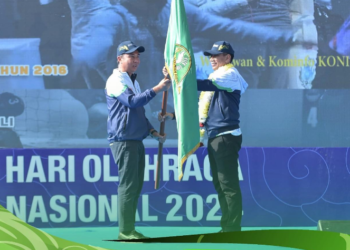 Kapolda Jawa Barat, Irjen Pol Dr. Akhmad Wiyagus menghadiri acara peringatan Hari Olahraga Nasional (HAORNAS) ke-41 yang diselenggarakan di Plaza Gedung Sate, Jalan Diponegoro, Bandung, atas undangan Gubernur Jawa Barat.