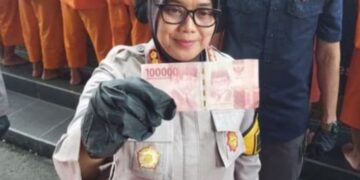 Kapolresta Cirebon, Kombes Pol. Sumarni, memperlihatkan barang bukti uang palsu dari pengedar yang diungkapnya.(Foto:Istimewa).