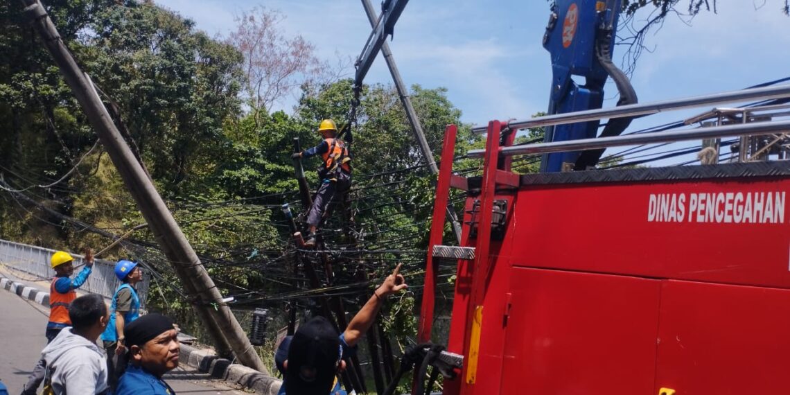 Jalan amblas di Kawasan Jalan Siliwangi.