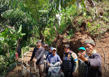 Polsek Singajaya bersama warga gotong royong membuka dan memperbaiki jalan alternatif yang menghubungkan Kecamatan Peundeuy dan Kecamatan Cibalong, Jumat (13/9/2024).