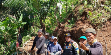 Polsek Singajaya bersama warga gotong royong membuka dan memperbaiki jalan alternatif yang menghubungkan Kecamatan Peundeuy dan Kecamatan Cibalong, Jumat (13/9/2024).
