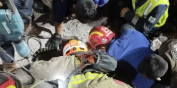 Proses evakuasi jambret HP terjebak dalam gorong-gorong di Jalan Ibrahim Adjie, Kota Bandung.(Foto:Istimewa).