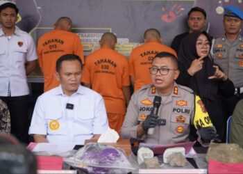 Kapolres Tasikmalaya Kota, AKBP Joko Sulistiono, menjelaskan pengungkapan kasus kematian Ghazwan Ghaisan, pelajar MTs Negeri di Kota Tasikmalaya.(Foto:Istimewa).