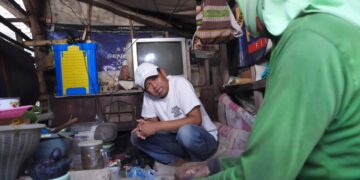 KDM menyambangi gubuk reot Kamsori yang menyatu dengan kandang kambing. (Dok. Istimewa)