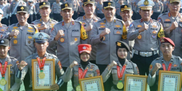 Kapolda Jabar, Irjen Pol. Dr. Akhmad Wiyagus memberikan penghargaan kepada 22 anggota Polda Jabar yang berhasil meraih medali emas, perak, dan perunggu dalam PON XXI Aceh-Sumut 2024.