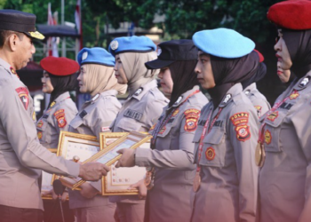 Kapolda Jawa Barat Irjen Pol Dr. Akhmad Wiyagus memimpin Apel Bersama dalam rangka memperingati Hari Jadi Polisi Wanita (Polwan) Republik Indonesia yang ke-76.