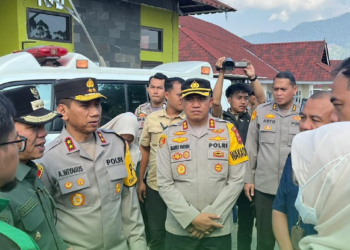 Kapolda Jawa Barat Irjen Pol. Dr. Akhmad Wiyagus kunjungi Posko Tanggap Darurat Bencana Gempa Bumi di Wilayah Kec. Kertasari Kab. Bandung.