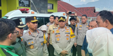 Kapolda Jawa Barat Irjen Pol. Dr. Akhmad Wiyagus kunjungi Posko Tanggap Darurat Bencana Gempa Bumi di Wilayah Kec. Kertasari Kab. Bandung.