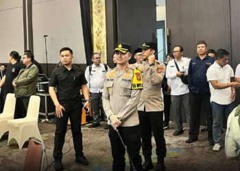 Kapolres Garut AKBP Mochamad Fajar Gemilang memimpin langsung pengamanan Rapat Pleno Terbuka Pengundian Nomor Urut Pasangan Calon Bupati dan Wakil Bupati Garut serta Deklarasi Damai Pemilu Tahun 2024 yang berlangsung di Hotel Santika Garut pada Senin (23/9/2024).