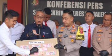 Kapolres Majalengka, AKBP Indra Novianto, menunjukkan barang bukti uang palsu yang disita dari para tersangka.(Foto:Istimewa).