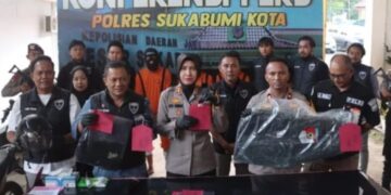 Kapolres Sukabumi Kota, AKBP Rita Suwadi, menujukkan barang bukti yang disita dari tiga pelaku komplotan pencuri modus gembos ban.(Foto:Istimewa).