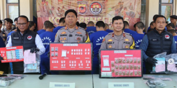 Dalam waktu hanya satu bulan setelah dilantik sebagai Kapolres Sukabumi, AKBP Samian berhasil mengungkap puluhan kasus narkoba dan menahan puluhan pelakunya.