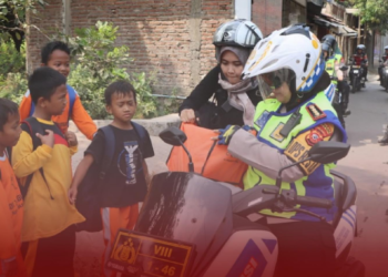 Kapolresta Cirebon, Kombes Pol Sumarni memimpin patroli roda dua yang diikuti dengan penyerahan bantuan kepada anak-anak asuh stunting di Kelurahan Gegunung, Kecamatan Sumber, Kabupaten Cirebon