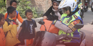 Kapolresta Cirebon, Kombes Pol Sumarni memimpin patroli roda dua yang diikuti dengan penyerahan bantuan kepada anak-anak asuh stunting di Kelurahan Gegunung, Kecamatan Sumber, Kabupaten Cirebon