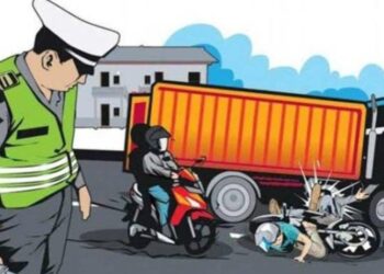 Truk Bermuatan Tanah Tabrak Sepeda Motor