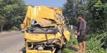 Bangkai truk box bermuatan air mineral, yang terlibat tabrakan di Tol Cipularang.(Foto:Istimewa).