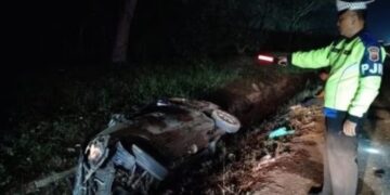 Mobil minibus pecah ban terguling masuk ke parit di Jalan Tol Cipali.(Foto:Istimewa).