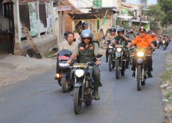 Kepala BNPB Letjen TNI Suharyanto kunjungi lokasi terdampak gempa di Garut.