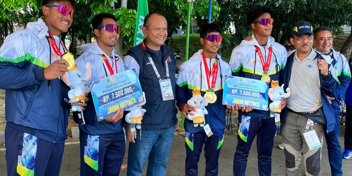 Ketua KONI Jabar M. Budiana bersama atlet peraih medali di PON 2024.(FOTO: Humas KONI Jabar)