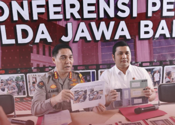 Kabid Humas Polda Jawa Barat, Kombes Pol. Jules Abraham Abast dalam konferensi pers di Mapolda Jabar pada Rabu, 4 September 2024, menjelaskan pengungkapan kasus pencurian data identitas