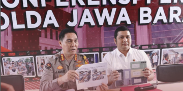 Kabid Humas Polda Jawa Barat, Kombes Pol. Jules Abraham Abast dalam konferensi pers di Mapolda Jabar pada Rabu, 4 September 2024, menjelaskan pengungkapan kasus pencurian data identitas