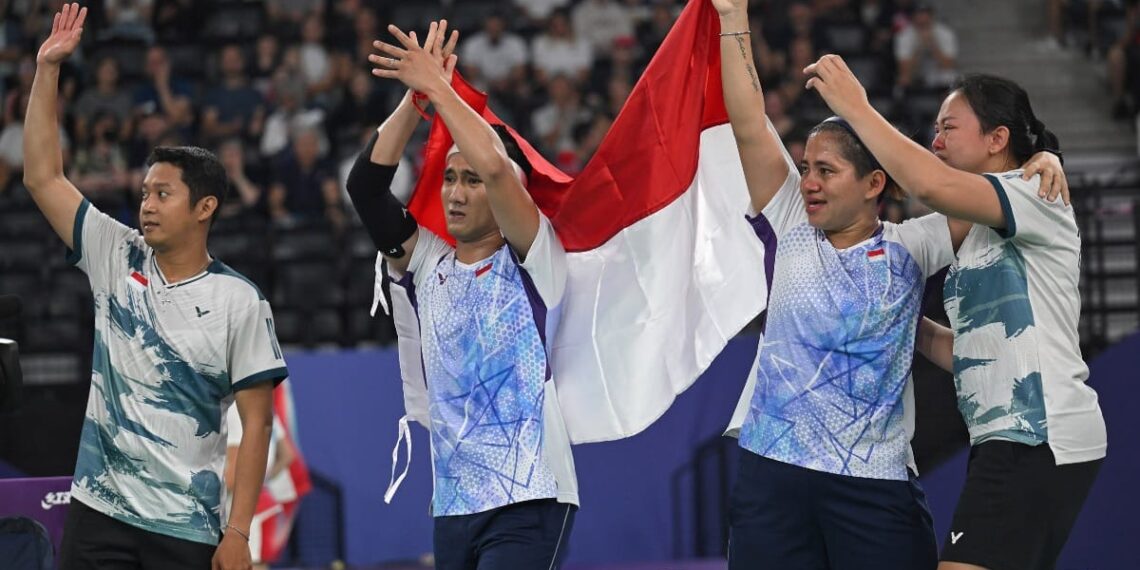 Kontingen Indonesia akhirnya meraih medali emas pertama di Paralimpiade 2024 Paris. Indonesia berjaya pada nomor ganda campuran klasifikasi SL3 - SU5 pada Paralimpiade 2024. Dua wakil Indonesia, Hikmat Ramdani-Leani Ratri Oktila dan Fredy Setiawan-Khalimatus Sadiyah bertemu pada partai puncak di Porte de la Chapelle Arena, Paris, Senin (2/9) siang WIB.(foto: NPC Indonesia)